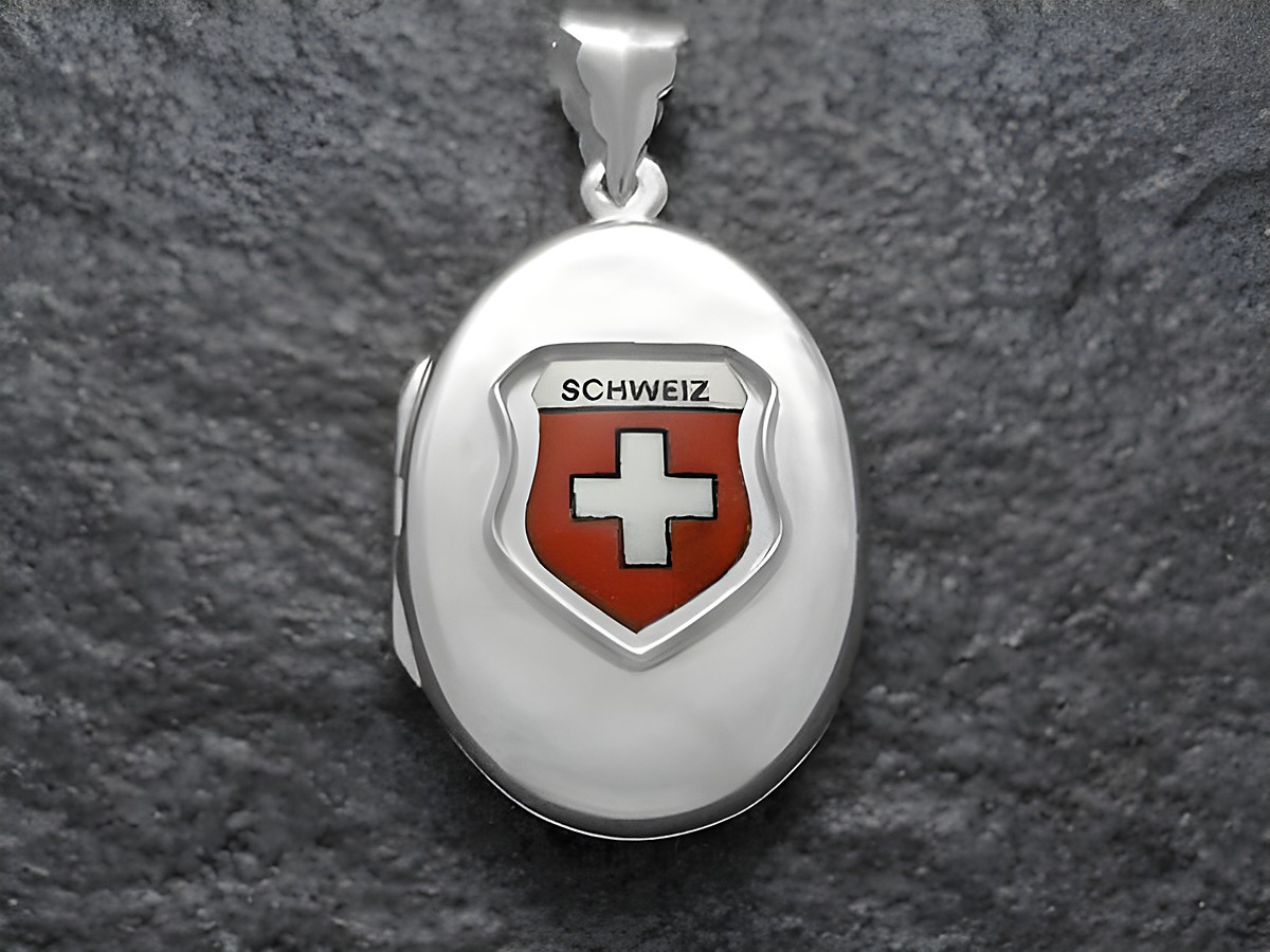 Silbernes Medaillon mit Wappen der Schweiz, das ein rotes Schild mit weißem Kreuz zeigt, gefertigt von Juwelier Harnisch, ideal für Sammler und als Schmuckstück.