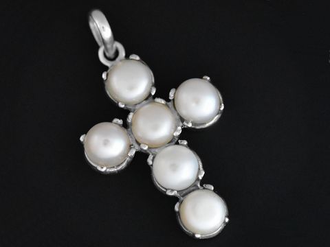 Silber Anhänger in Form eines Kreuzes, verziert mit fünf Süßwasser Zuchtperlen und einem Stein, hergestellt von Juwelier Harnisch.