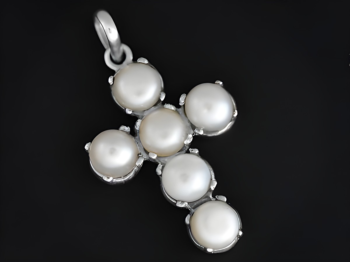 Silber Anhänger in Form eines Kreuzes, verziert mit fünf Süßwasser Zuchtperlen und einem Stein, hergestellt von Juwelier Harnisch.