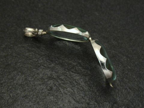Glas Medaillon aus Sterling Silber Anhänger von Juwelier Harnisch, elegant geschwungen, zeigt eine harmonische Kombination aus glänzendem Metall und transparentem Glas.