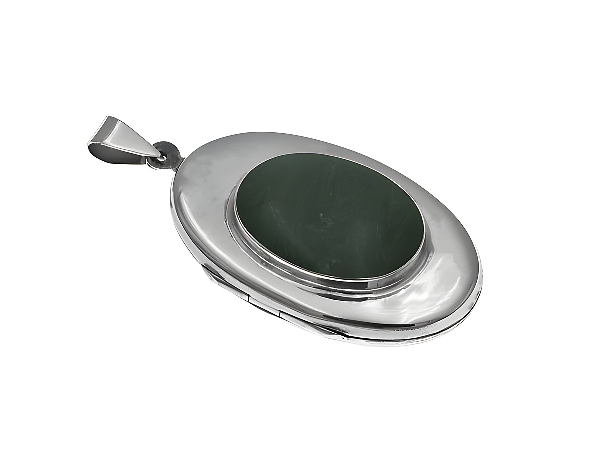 Medaillon aus grünem Achat, oval poliert, eingefasst in hochwertigem Sterling Silber, Hersteller Juwelier Harnisch, elegantes Schmuckstück für jeden Anlass.