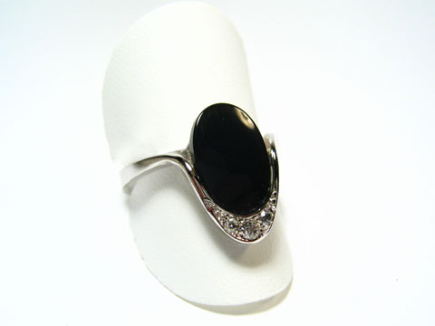 Feiner Designer Silber Ring rhodiniert mit schwarzem Onyx, von Juwelier Harnisch, verstellbar, elegant und zeitlos, ideal für besondere Anlässe oder als Alltagsaccessoire.