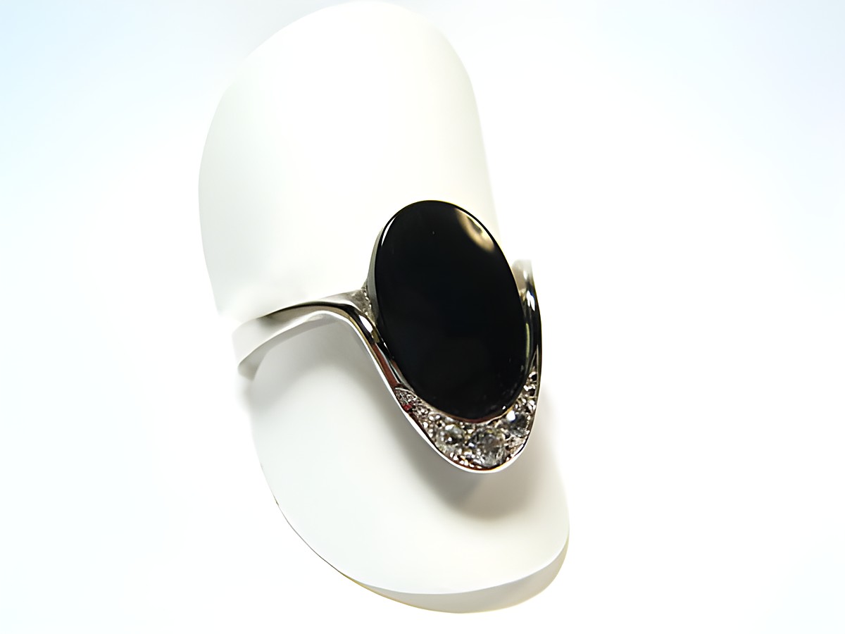 Feiner Designer Silber Ring rhodiniert mit schwarzem Onyx, von Juwelier Harnisch, verstellbar, elegant und zeitlos, ideal für besondere Anlässe oder als Alltagsaccessoire.
