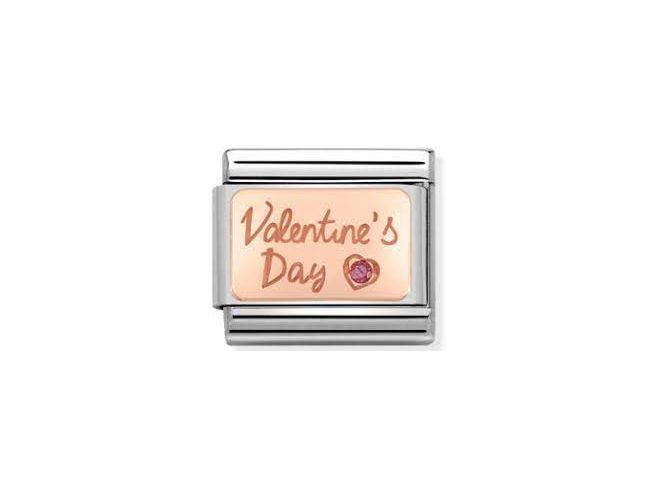 Ein elegantes Edelstahlarmband, kombiniert mit Roségold und Zirkonia, zeigt den Schriftzug Valentine's Day und ein Herzmotiv. Ideal für besondere Anlässe und Geschenke.