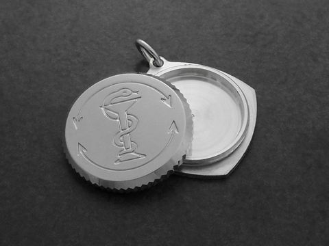 Silbermedaillon mit einer Notfall-SOS Kapsel von Juwelier Harnisch, Durchmesser 16mm, innen hohl für persönliche Informationen, verziert mit Symbol für Gesundheit.