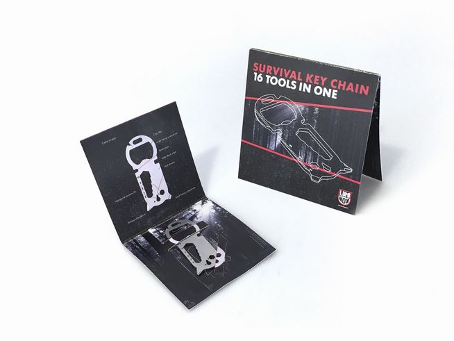 Luminox Multitool JAC.L054.SKC mit einer Präsentation, die ein Survival Key Chain zeigt, das 16 Werkzeuge in einem vereint, auf einem stilvollen Hintergrund.