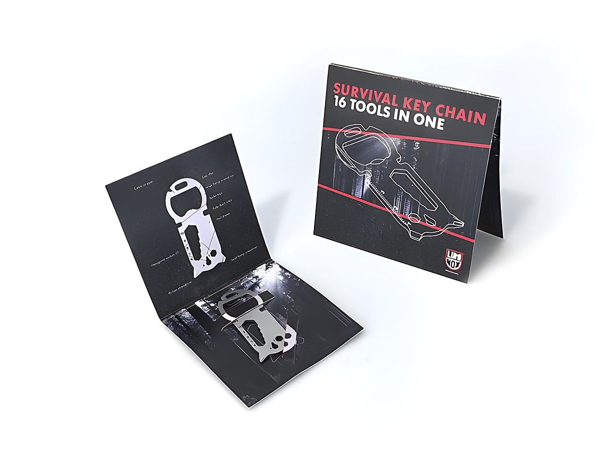 Luminox Multitool JAC.L054.SKC mit einer Präsentation, die ein Survival Key Chain zeigt, das 16 Werkzeuge in einem vereint, auf einem stilvollen Hintergrund.