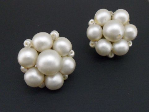 71739-0 Ohrclip in Weiß mit blumigem Design und goldfarbenen Akzenten, gefertigt mit synthetischen Zuchtperlen, Hersteller Juwelier Harnisch. Ideal für elegante Anlässe.