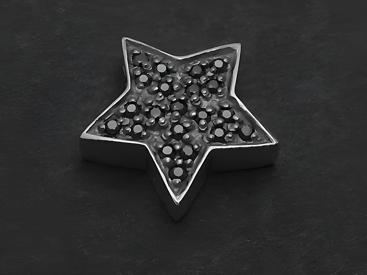 Silber Anhänger in Form eines schwarzen funkelnden Sterns mit Zirkonia, hergestellt von Juwelier Harnisch, inspiriert von Sonne, Mond und Sternen.