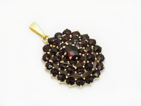 Granat Schmuck Anhänger 30,7 mm in Blütenform aus Gold, umgeben von funkelnden Granatsteinen, hergestellt von Juwelier Harnisch, ideal für eleganten Schmuck.