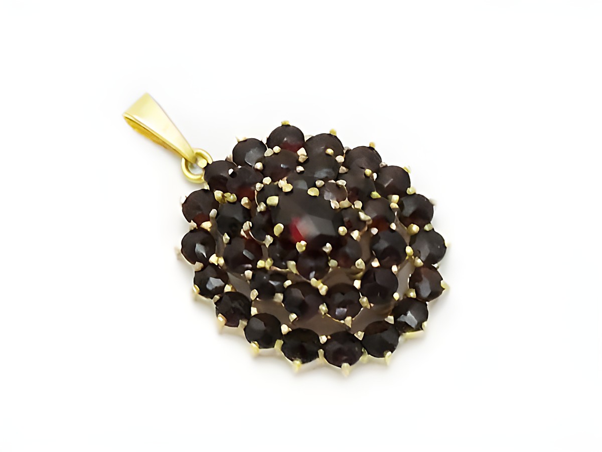 Granat Schmuck Anhänger 30,7 mm in Blütenform aus Gold, umgeben von funkelnden Granatsteinen, hergestellt von Juwelier Harnisch, ideal für eleganten Schmuck.