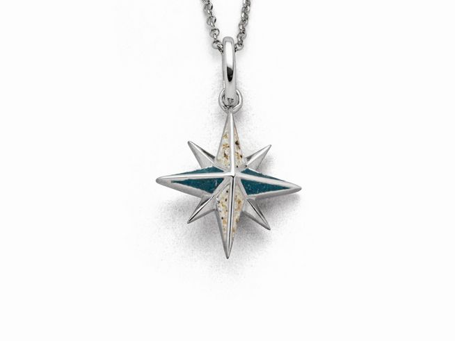 Sterling Silber Anhänger in Form einer Kompassrose mit Blau- und Strandsanddetails, gefertigt von DUR, ideal als stilvolles Schmuckstück für verschiedene Anlässe.