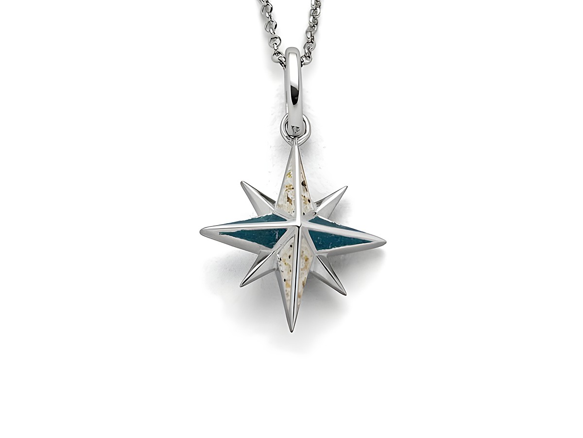 Sterling Silber Anhänger in Form einer Kompassrose mit Blau- und Strandsanddetails, gefertigt von DUR, ideal als stilvolles Schmuckstück für verschiedene Anlässe.
