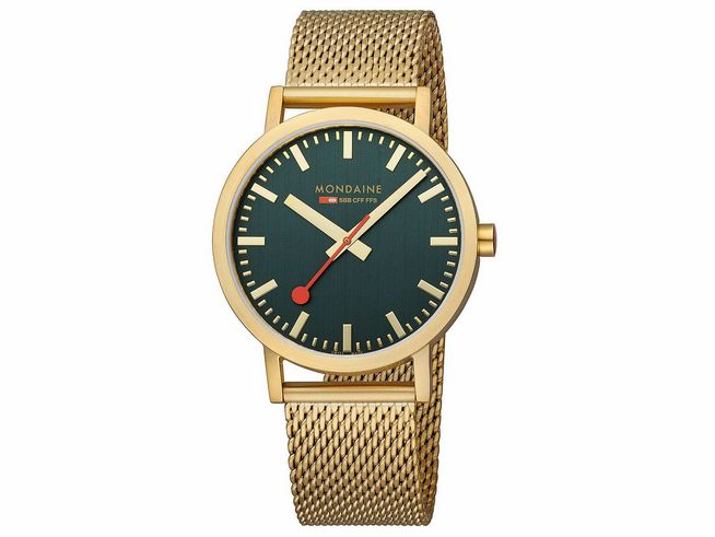 Mondaine Classic Uhr A660.30360.60SBM mit 40 mm Gehäuse und IP Gelbgoldvergoldung, Zifferblatt in Wald-Grün, ausgestattet mit einem goldfarbenen Milanaise-Armband.