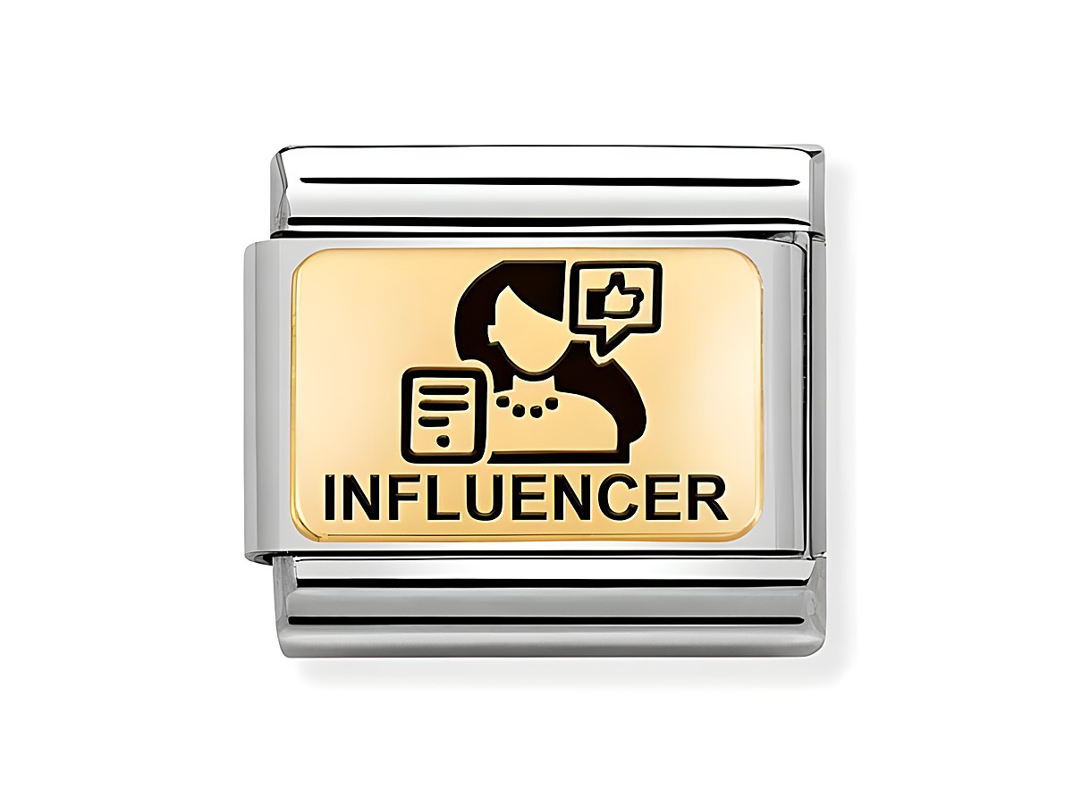 Edelstahl und Gold 585 Charm von Nomination mit emaillierter Darstellung einer Influencerin und dem Schriftzug Influencer, perfekt für modische Akzente.