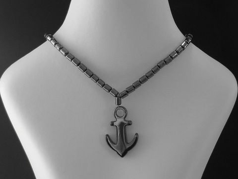 Hämatit Kette 45 cm für Damen und Herren mit einem schlichten Anker Anhänger, hergestellt von Juwelier Harnisch, ideal für einen maritimen Look.