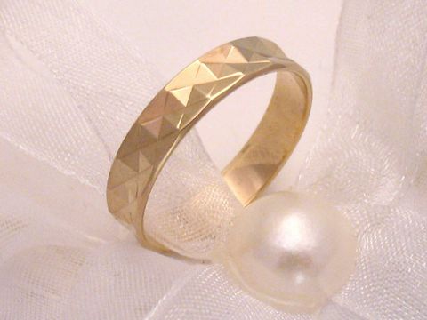 Trauring Ehering FANTASTIC aus Gold 333 mit einer Größe von 53/16,9 und Hersteller Juwelier Harnisch, geeignet bis Größe 54/17,2, mit dekorativem, facettiertem Design.