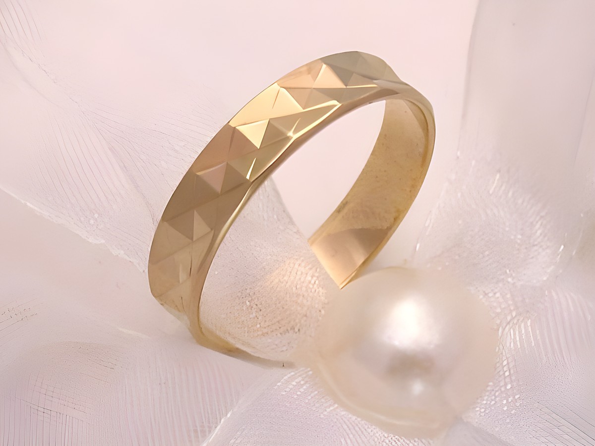 Trauring Ehering FANTASTIC aus Gold 333 mit einer Größe von 53/16,9 und Hersteller Juwelier Harnisch, geeignet bis Größe 54/17,2, mit dekorativem, facettiertem Design.