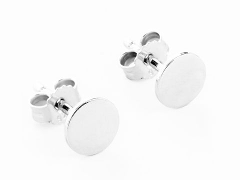 Runde Ohrstecker in klassischem Design aus Silber, rhodiniert, ohne Stein, Hersteller Juwelier Harnisch. Ideal für jeden Anlass und zeitlos elegant.