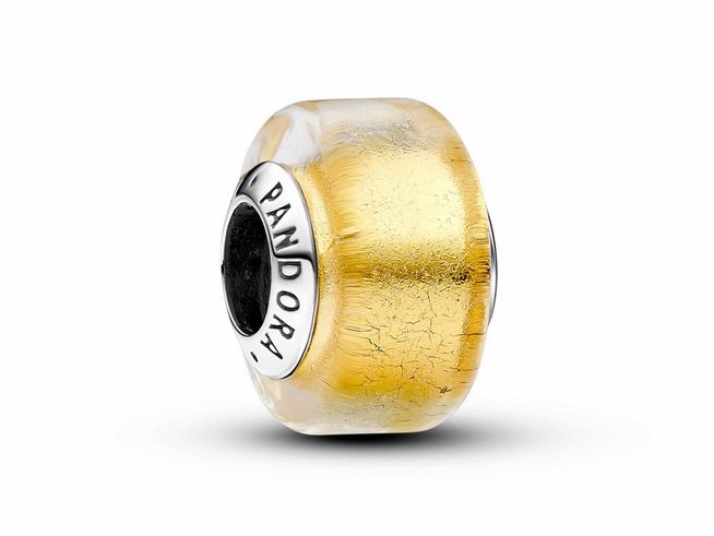 Goldfarbenes Murano-Glas Mini-Charm von Pandora in schimmerndem Design, kombiniert mit Sterling Silber, ideal für persönliche Schmuckstücke und stilvolle Accessoires.