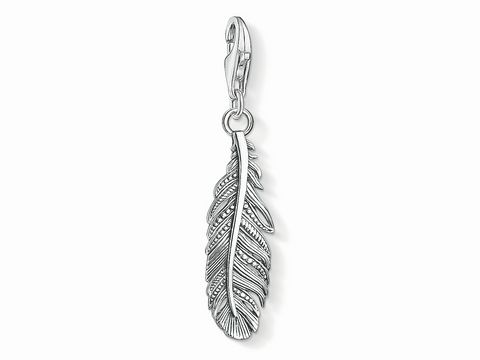 Charm-Anhänger in Form einer Feder aus Silber von Thomas Sabo, Modell 1559-637-21, Vintage Rebel, mit detaillierter Maserung und Karabineröffnung. Ideal als modisches Accessoire.