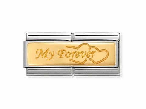 Die Gravur zeigt den Schriftzug My Forever mit zwei Herzen auf einer goldenen Oberfläche, eingefasst in einem doppelten silbernen Rahmen von Nomination.