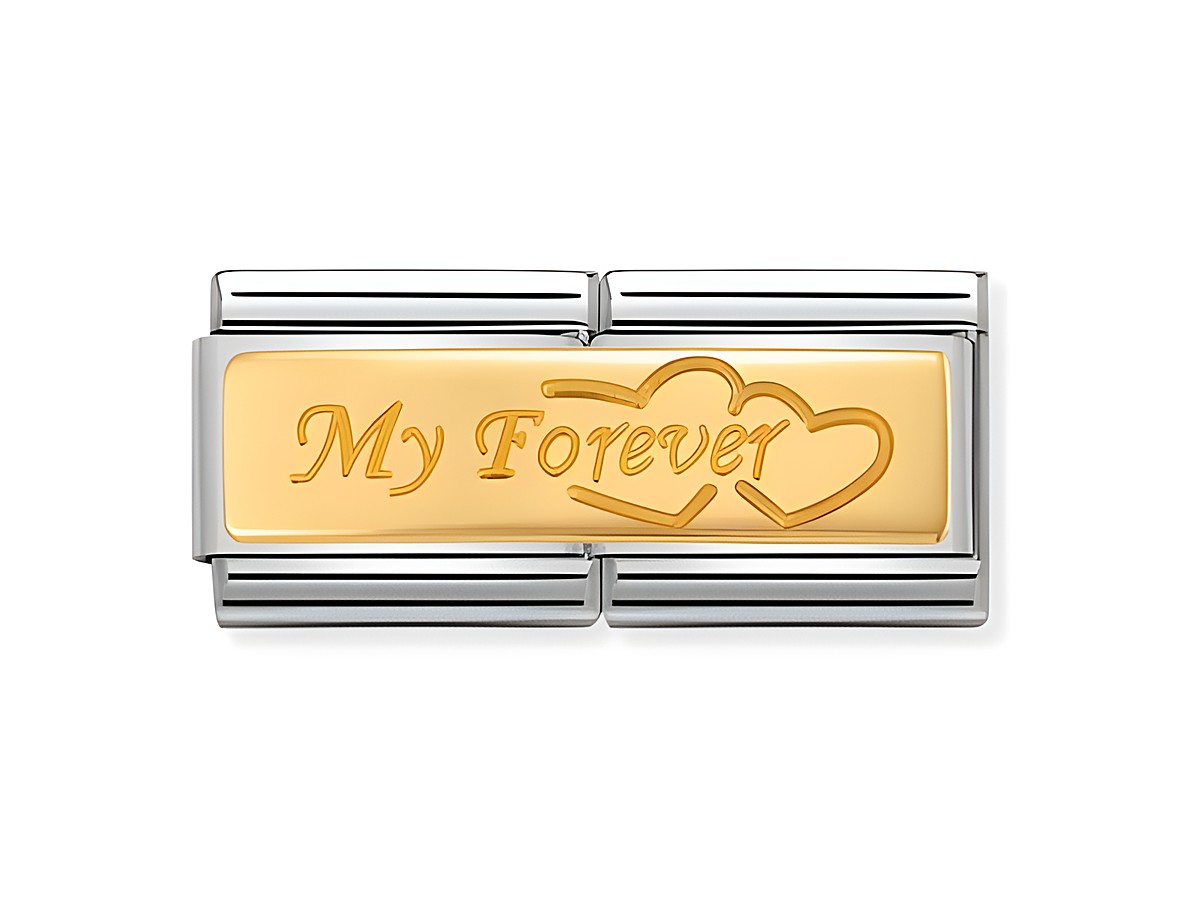 Die Gravur zeigt den Schriftzug My Forever mit zwei Herzen auf einer goldenen Oberfläche, eingefasst in einem doppelten silbernen Rahmen von Nomination.