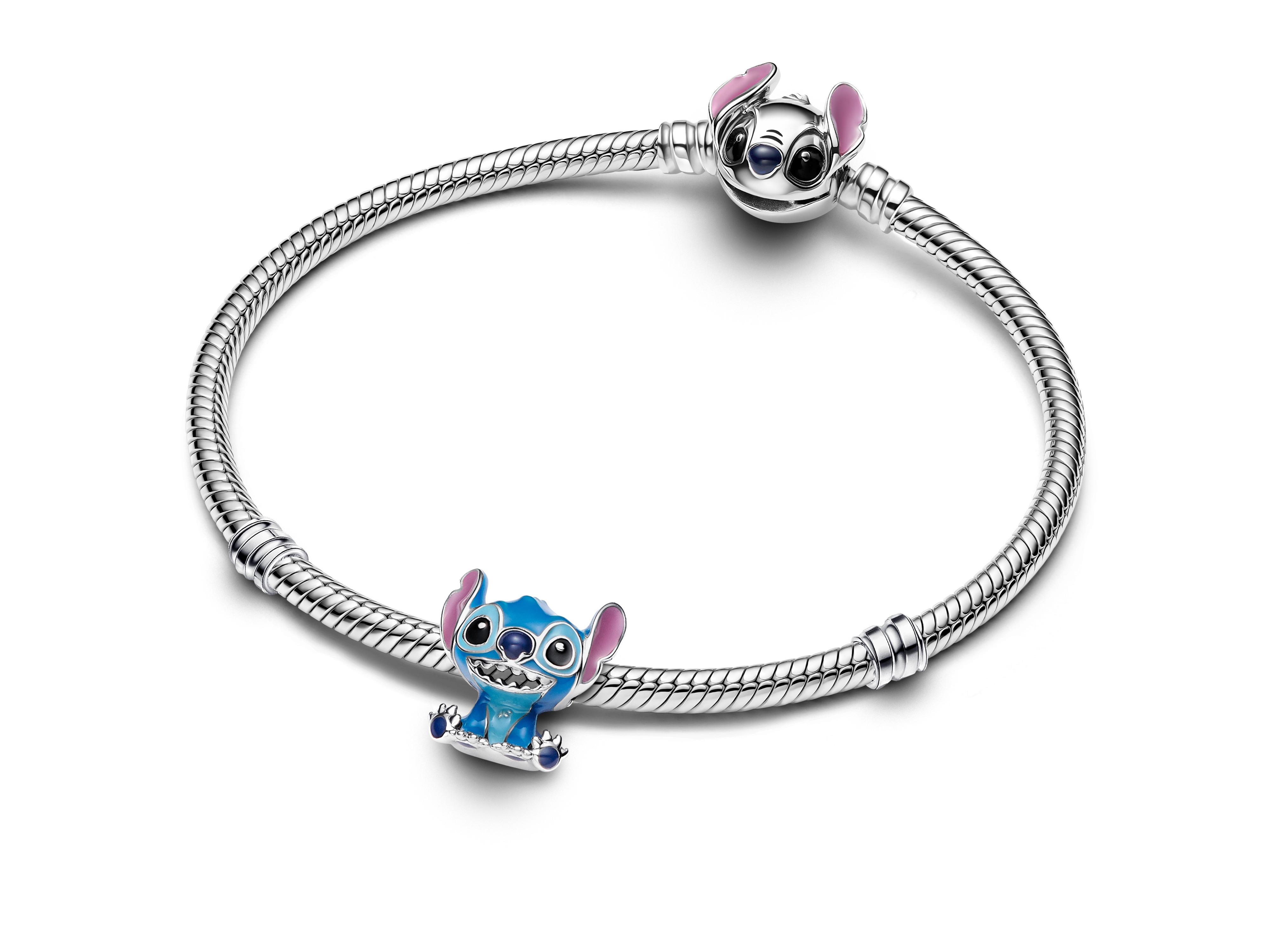 Pandora 793815C01 Disney Stitch Charm aus Sterling Silber mit blau-rosafarbenem Design, zeigt die beliebte Figur Stitch, ideal für Schmuckliebhaber und als besonderes Geschenk.