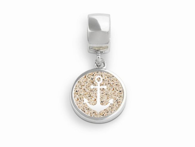 Sterling Silber Charm von DUR mit einem runden Anhänger, der eine Ankergravur und einen Hintergrund aus Strandsand zeigt, ideal für stilvolle Schmuckstücke.