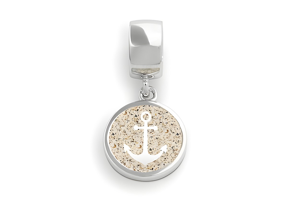 Sterling Silber Charm von DUR mit einem runden Anhänger, der eine Ankergravur und einen Hintergrund aus Strandsand zeigt, ideal für stilvolle Schmuckstücke.