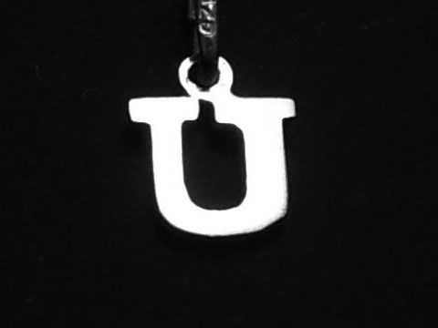 925 Sterling Silber Druck-Buchstaben Anhänger in Form des Buchstabens U, hergestellt von Juwelier Harnisch, glänzende Oberfläche auf schwarzem Hintergrund.