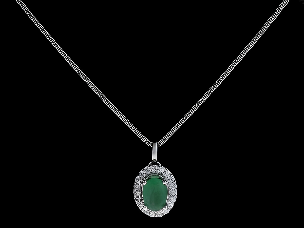 Weißgold Kette mit Anhänger Fuchsschwanz bezaubernd Smaragd und 19 Brillanten 0,20 ct W/Si, 45 cm, Hersteller Juwelier Harnisch, Anhänger mit Kette.