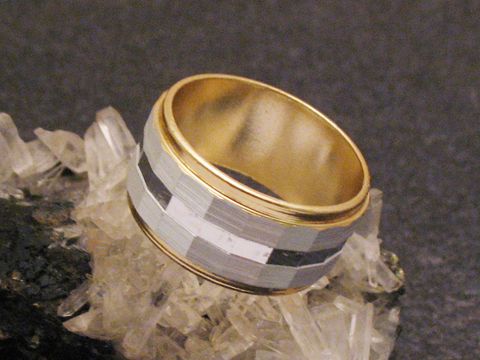 City Party Ring bicolor 9,7 mm breit in Größe 53 und 17 mm, gefertigt von Juwelier Harnisch, City Ringe. Der Ring zeigt ein modernes Design mit einer Kombination aus Gold und verschiedenen Farben.