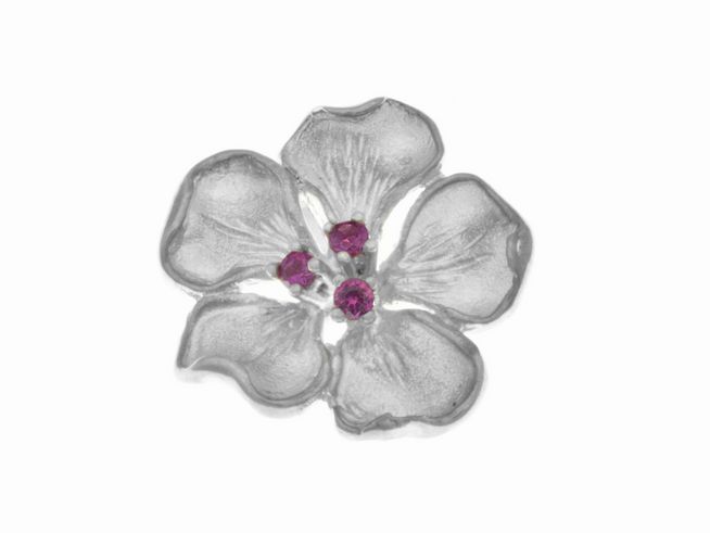 Zauberhafte Blüte aus mattiertem Silber mit drei roten Zirkonia, gefertigt vom Juwelier Harnisch, ideal als eleganter Anhänger für jeden Anlass.