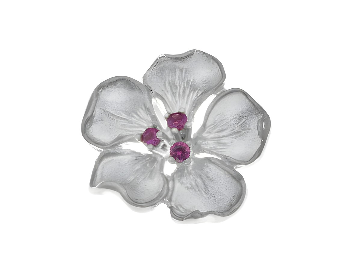 Zauberhafte Blüte aus mattiertem Silber mit drei roten Zirkonia, gefertigt vom Juwelier Harnisch, ideal als eleganter Anhänger für jeden Anlass.
