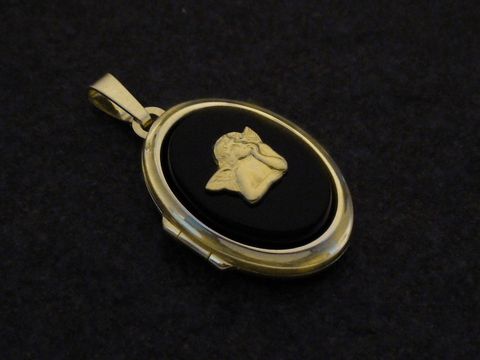 Medaillon aus Gold 750 mit einem Engel Onyx und Gold Motiv, präsentiert in ovaler Form und elegantlyem Design, hergestellt von Juwelier Harnisch.