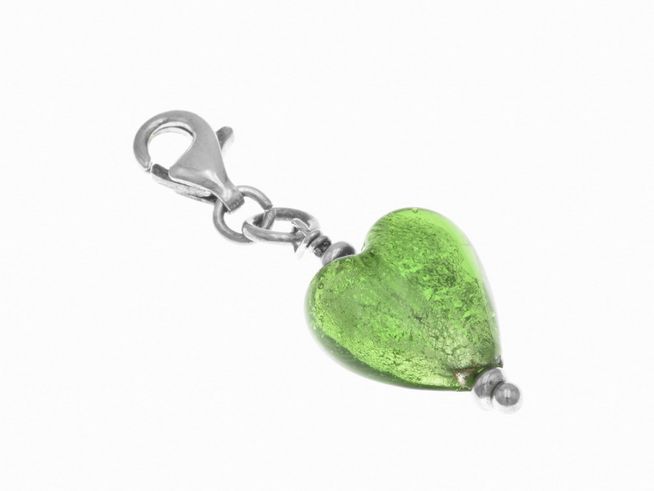 Charmanhänger aus Sterling Silber mit grünem Glas in Herzform, poliert und glänzend, hergestellt von Juwelier Harnisch, ideal für Schmuckliebhaber.