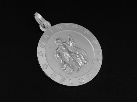 Silber Anhänger mit dem Motiv des Heiligen Florian, rund, aus 925 Sterling Silber rhodiniert, mit der gravierten Schrift Saint Florian und dekorativen Sternen, Hersteller Juwelier Harnisch.