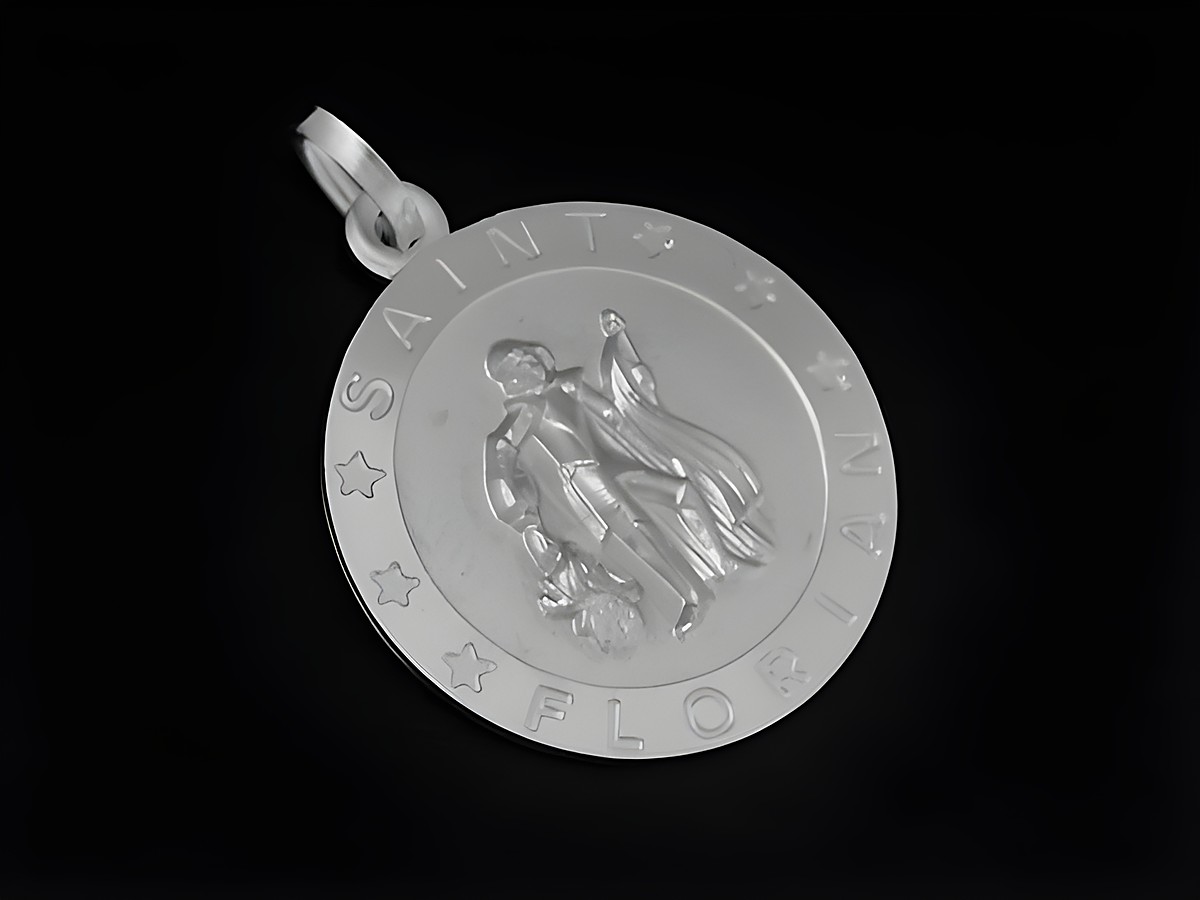 Silber Anhänger mit dem Motiv des Heiligen Florian, rund, aus 925 Sterling Silber rhodiniert, mit der gravierten Schrift Saint Florian und dekorativen Sternen, Hersteller Juwelier Harnisch.
