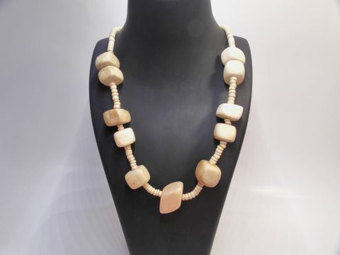 Holzkette aus naturbraunem Holz mit Quader-Elementen von 31 mm, Länge 60 cm, gefertigt von Juwelier Harnisch, ideal als Schmuckstück für natürliche Eleganz.