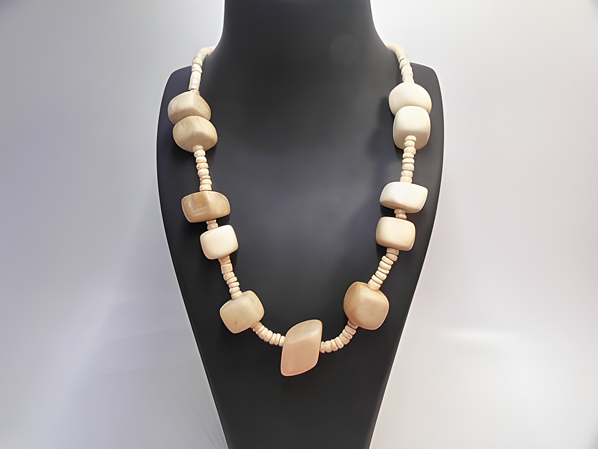 Holzkette aus naturbraunem Holz mit Quader-Elementen von 31 mm, Länge 60 cm, gefertigt von Juwelier Harnisch, ideal als Schmuckstück für natürliche Eleganz.