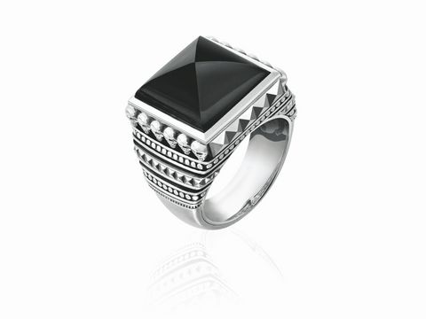Der Thomas Sabo Ring TR2158-698-11-54 ist aus geschwärztem Silber gefertigt und hat einen quadratischen schwarz glänzenden Stein, Größe 54, mit dekorativen Details am Ringband.