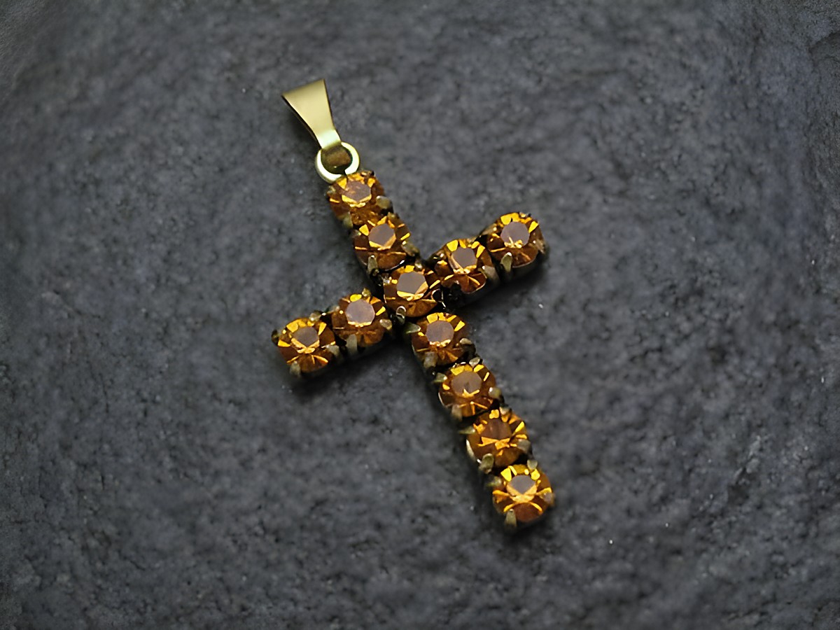 Gelber Strass Anhänger in Kreuzform, trägt funkelnde gelbe Steine, ideal für einen sexy City Look, Hersteller Juwelier Harnisch, elegantes und auffälliges Design.