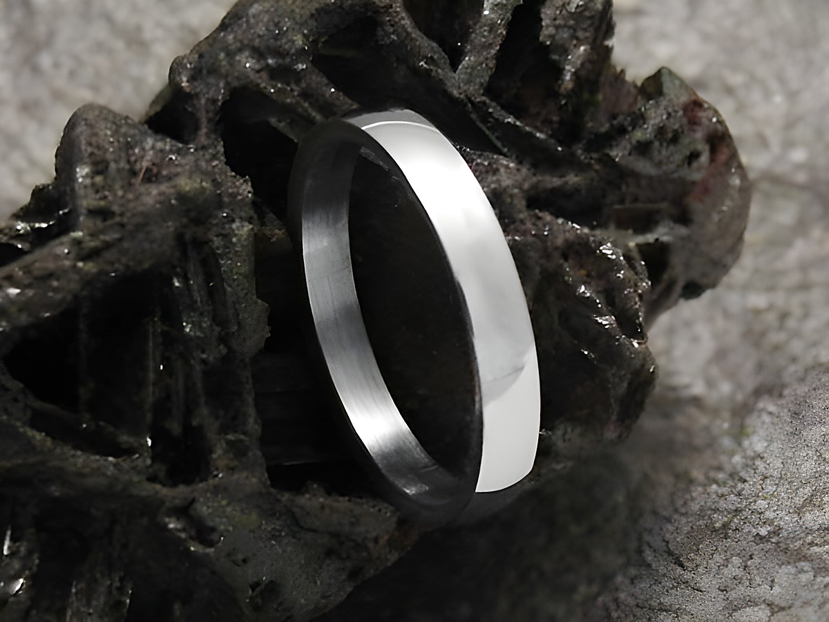 Edelstahlring Gr. 22/69,5 gewölbt 3 mm poliert massiv Hersteller Juwelier Harnisch Größe 22/69,5 auf dunklem Untergrund.