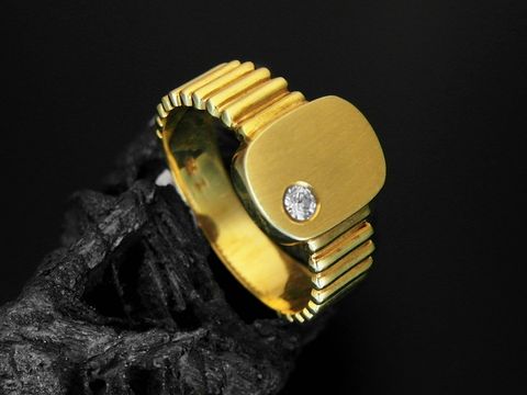 Gold Ring - Gold 585 - Zirkonia - oval - mattiert - Gr. 61, Hersteller: Juwelier Harnisch, über Gr. 60/19. Der Ring hat eine flache Oberfläche und eine Zirkonia-Einfassung.