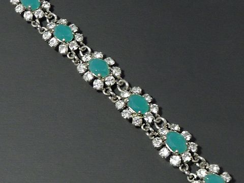 Elegantes Strass Armband in Weiß-Grün von Juwelier Harnisch, silberfarben, geeignet für Handgelenke von 18,5 bis 21 cm, prachtvolle Gestaltung mit glitzernden Steinen.