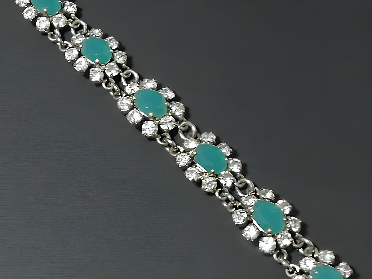 Elegantes Strass Armband in Weiß-Grün von Juwelier Harnisch, silberfarben, geeignet für Handgelenke von 18,5 bis 21 cm, prachtvolle Gestaltung mit glitzernden Steinen.