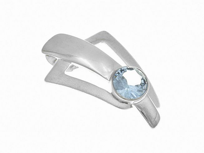 Kunstvoll gestalteter Anhänger aus teilmattiertem Sterling Silber mit funkelndem Zirkonia in einer eleganten Fassung, hergestellt von Juwelier Harnisch.