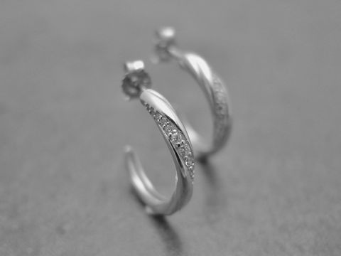 Ohrringe Creolen aus Sterling Silber rhodiniert mit Zirkonia, Durchmesser 1,6 cm, Hersteller Juwelier Harnisch, elegant und funkelnd, ideal für festliche Anlässe.