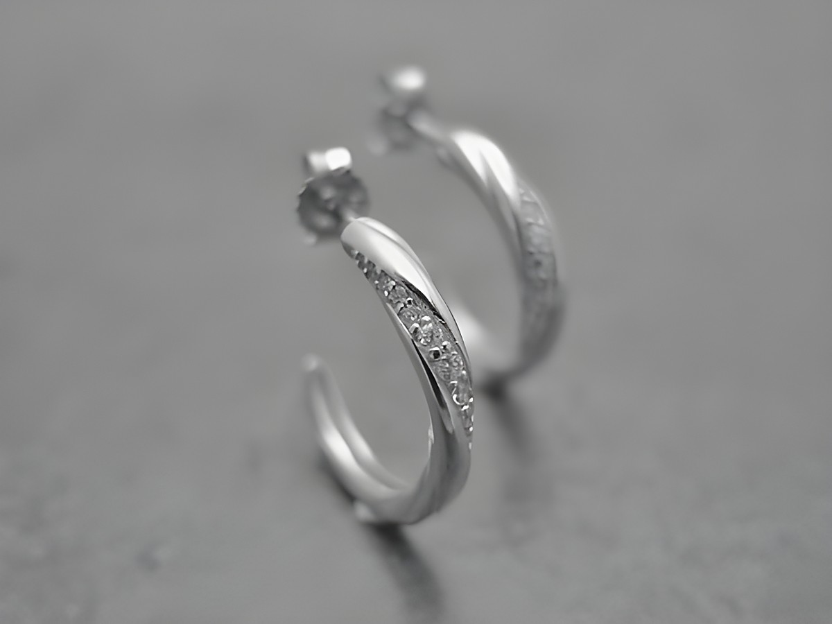 Ohrringe Creolen aus Sterling Silber rhodiniert mit Zirkonia, Durchmesser 1,6 cm, Hersteller Juwelier Harnisch, elegant und funkelnd, ideal für festliche Anlässe.
